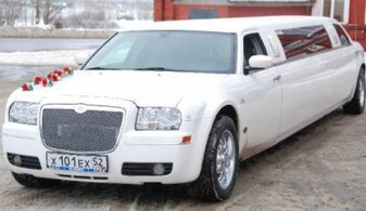 Свадебный лимузин Chrysler 300C Limousine № П2573, белый