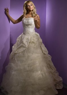 Свадебное платье M22445. С пышной юбкой, длинное без шлейфа.